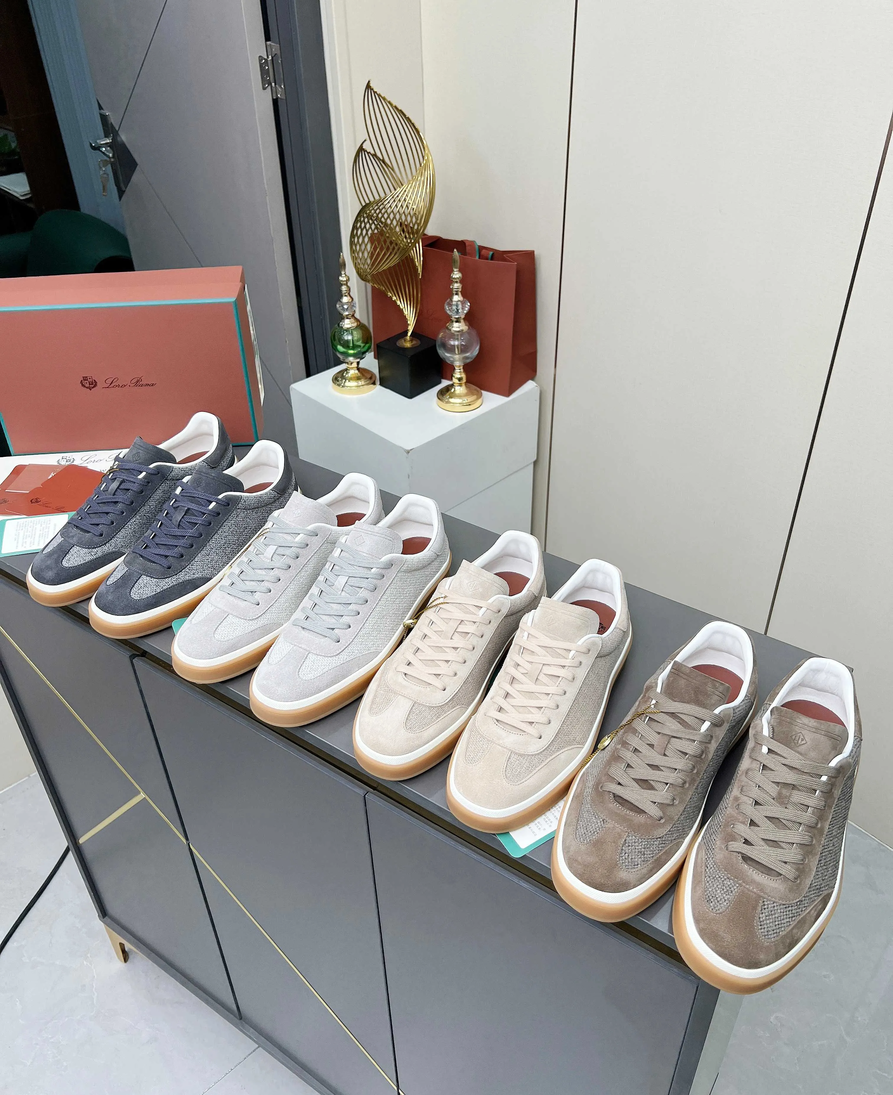 Men's shoes 💰600 purchasing agent, high version 🦅⛳️ Italy [Loro Piana] Tennis walk series LP couple's moral training shoes casual sports shoes sneakers 🎁🎁 Original purchase development and production This new suede tennis shoe adopts an ultra-low design, suitable for wearing all year round 👫👫 The wrapped sole creates an effortlessly attractive color combination that harmoniously blends functionality with understated style, making it the ideal shoe for urban wear. Soft calfskin tongue with Kummel color insert at the heel, cotton lace upper with embossed LP logo, cowhide suede sole, rubber-lined calfskin ✦ Upper: special linen ➕ eco-friendly cowhide ✦ lining: cowhide lining ➕ cowhide insole ✦ sole: original molded TPR ultra-light outsole ✦ packaging: original complete package ✦Female size: 35--40 ✦Male size: 39--45